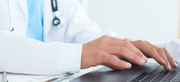 Αρσενικός γιατρός, φοιτητές Ιατρικής ή χειρούργος που χρησιμοποιούν το lap-top κατά τη διάρκεια της διάσκεψης Έλεγχος υγείας με τ στοκ φωτογραφίες με δικαίωμα ελεύθερης χρήσης Αρσενικός γιατρός, φοιτητές Ιατρικής ή χειρούργος που χρησιμοποιούν το lap-top κατά τη διάρκεια της διάσκεψης Έλεγχος υγείας με τ στοκ φωτογραφίες με δικαίωμα ελεύθερης χρήσης