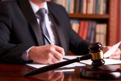 Αρσενικός δικαστής με gavel νόμου στοκ εικόνα με δικαίωμα ελεύθερης χρήσης Αρσενικός δικαστής με gavel νόμου στοκ εικόνα με δικαίωμα ελεύθερης χρήσης
