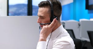 Αρσενικός κεντρικός χειριστής κλήσης που κάνει την εργασία του στοκ εικόνες με δικαίωμα ελεύθερης χρήσης Αρσενικός κεντρικός χειριστής κλήσης που κάνει την εργασία του στοκ εικόνες με δικαίωμα ελεύθερης χρήσης