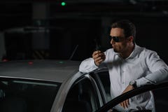 αρσενικός μυστικός αξιωματούχος στα γυαλιά ηλίου που χρησιμοποιούν την ομιλούσα ταινία walkie στοκ εικόνες με δικαίωμα ελεύθερης χρήσης αρσενικός μυστικός αξιωματούχος στα γυαλιά ηλίου που χρησιμοποιούν την ομιλούσα ταινία walkie στοκ εικόνες με δικαίωμα ελεύθερης χρήσης
