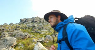 Αρσενικός οδοιπόρος που περπατά με το σακίδιο πλάτης στην επαρχία 4k απόθεμα βίντεο Αρσενικός οδοιπόρος που περπατά με το σακίδιο πλάτης στην επαρχία 4k απόθεμα βίντεο