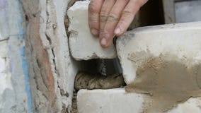 Αρσενικός οικοδόμος που βάζει το άσπρο τούβλο στο τσιμέντο και που στέκεται τον τοίχο Τα χέρια του ατόμου που βάζει τα τούβλα οικ απόθεμα βίντεο Αρσενικός οικοδόμος που βάζει το άσπρο τούβλο στο τσιμέντο και που στέκεται τον τοίχο Τα χέρια του ατόμου που βάζει τα τούβλα οικ απόθεμα βίντεο