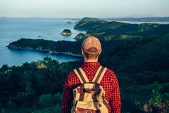 Αρσενικός ταξιδιώτης από πίσω στην παραλία στοκ φωτογραφία Αρσενικός ταξιδιώτης από πίσω στην παραλία στοκ φωτογραφία