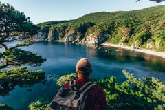 Αρσενικός ταξιδιώτης από πίσω στην παραλία στοκ εικόνα με δικαίωμα ελεύθερης χρήσης Αρσενικός ταξιδιώτης από πίσω στην παραλία στοκ εικόνα με δικαίωμα ελεύθερης χρήσης