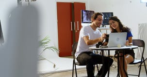 Αρσενικός φωτογράφος και θηλυκό πρότυπο που συζητούν πέρα από τις φωτογραφίες 4k απόθεμα βίντεο Αρσενικός φωτογράφος και θηλυκό πρότυπο που συζητούν πέρα από τις φωτογραφίες 4k απόθεμα βίντεο