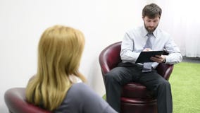 Αρσενικός ψυχολόγος και ο θηλυκός ασθενής του κατά τη διάρκεια της θεραπείας φιλμ μικρού μήκους Αρσενικός ψυχολόγος και ο θηλυκός ασθενής του κατά τη διάρκεια της θεραπείας φιλμ μικρού μήκους
