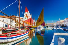 αρχαία sailboats στον ιταλικό λιμένα καναλιών στοκ φωτογραφία με δικαίωμα ελεύθερης χρήσης αρχαία sailboats στον ιταλικό λιμένα καναλιών στοκ φωτογραφία με δικαίωμα ελεύθερης χρήσης