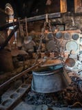 Αρχαία εργαλεία και δάπεδο τζακιού με έναν λέβητα στην αρχαία κουζίνα στο μοναστήρι Megala Meteora στην περιοχή Meteora, της Ελλά στοκ εικόνες με δικαίωμα ελεύθερης χρήσης Αρχαία εργαλεία και δάπεδο τζακιού με έναν λέβητα στην αρχαία κουζίνα στο μοναστήρι Megala Meteora στην περιοχή Meteora, της Ελλά στοκ εικόνες με δικαίωμα ελεύθερης χρήσης