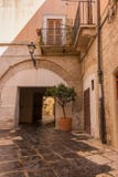 Αρχαίο ιταλικό κίτρινο σπίτι τούβλου με την αψίδα και το δοχείο και το φανάρι δέντρων Μεσαιωνικό ναυπηγείο με το balcone και το δ στοκ φωτογραφίες Αρχαίο ιταλικό κίτρινο σπίτι τούβλου με την αψίδα και το δοχείο και το φανάρι δέντρων Μεσαιωνικό ναυπηγείο με το balcone και το δ στοκ φωτογραφίες
