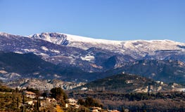 Αρχαίο χωριό στη Γαλλία στο χιόνι κοντά στο Aix-En-Provence στοκ φωτογραφία με δικαίωμα ελεύθερης χρήσης Αρχαίο χωριό στη Γαλλία στο χιόνι κοντά στο Aix-En-Provence στοκ φωτογραφία με δικαίωμα ελεύθερης χρήσης