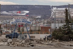 Αρχική θέση εθνικών οδών της Αλάσκας στον κολπίσκο Dawson στοκ εικόνα Αρχική θέση εθνικών οδών της Αλάσκας στον κολπίσκο Dawson στοκ εικόνα