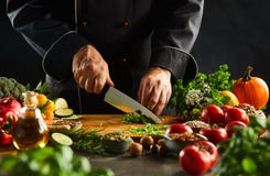 Αρχιμάγειρας που χωρίζει σε τετράγωνα τα φρέσκα χορτάρια με ένα μαχαίρι κουζινών στοκ φωτογραφία Αρχιμάγειρας που χωρίζει σε τετράγωνα τα φρέσκα χορτάρια με ένα μαχαίρι κουζινών στοκ φωτογραφία