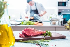 Αρχιμάγειρας στο μαγείρεμα κουζινών εστιατορίων, είναι τέμνουσα κρέας ή μπριζόλα στοκ φωτογραφίες με δικαίωμα ελεύθερης χρήσης Αρχιμάγειρας στο μαγείρεμα κουζινών εστιατορίων, είναι τέμνουσα κρέας ή μπριζόλα στοκ φωτογραφίες με δικαίωμα ελεύθερης χρήσης