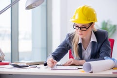 Αρχιτέκτονας γυναικών που εργάζεται στο πρόγραμμα Στοκ Εικόνες Αρχιτέκτονας γυναικών που εργάζεται στο πρόγραμμα Στοκ Εικόνες