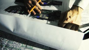 Αρχιτέκτονας που εργάζεται από το σπίτι, που σκιαγραφεί ένα πρόγραμμα στέγασης απόθεμα βίντεο Αρχιτέκτονας που εργάζεται από το σπίτι, που σκιαγραφεί ένα πρόγραμμα στέγασης απόθεμα βίντεο