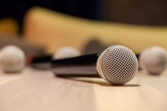 Ασημένια μικρόφωνα σιδήρου κινηματογραφήσεων σε πρώτο πλάνο με τη μαύρη λαβή στον πίνακα Η ζωντανή μουσική έννοιας στο εστιατόριο στοκ εικόνες με δικαίωμα ελεύθερης χρήσης Ασημένια μικρόφωνα σιδήρου κινηματογραφήσεων σε πρώτο πλάνο με τη μαύρη λαβή στον πίνακα Η ζωντανή μουσική έννοιας στο εστιατόριο στοκ εικόνες με δικαίωμα ελεύθερης χρήσης