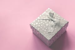 Ασημένιο κιβώτιο δώρων σε ένα ευγενές ρόδινο υπόβαθρο Όμορφο υπόβαθρο για όλες τις διακοπές στοκ εικόνες με δικαίωμα ελεύθερης χρήσης Ασημένιο κιβώτιο δώρων σε ένα ευγενές ρόδινο υπόβαθρο Όμορφο υπόβαθρο για όλες τις διακοπές στοκ εικόνες με δικαίωμα ελεύθερης χρήσης