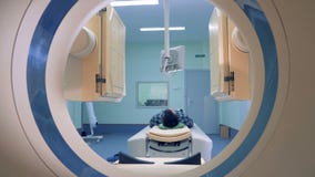 Ασθενής που βρίσκεται στον ανιχνευτή CT ή MRI Η υπομονετική διαδικασία ανίχνευσης ` s αρχίζει με την προώθηση στοιχείων γάτα-ανιχ Ασθενής που βρίσκεται στον ανιχνευτή CT ή MRI Η υπομονετική διαδικασία ανίχνευσης ` s αρχίζει με την προώθηση στοιχείων γάτα-ανιχ