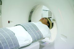 Ασθενείς που καλύπτουν στον ανιχνευτή CT Άτομο που υποβάλλεται στην ανίχνευση CT ενώ γιατρός ` s που χρησιμοποιεί τους υπολογιστέ στοκ φωτογραφίες Ασθενείς που καλύπτουν στον ανιχνευτή CT Άτομο που υποβάλλεται στην ανίχνευση CT ενώ γιατρός ` s που χρησιμοποιεί τους υπολογιστέ στοκ φωτογραφίες
