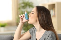 Ασθματική γυναίκα που χρησιμοποιεί inhaler στοκ φωτογραφία Ασθματική γυναίκα που χρησιμοποιεί inhaler στοκ φωτογραφία