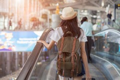 Ασιατική γυναίκα με το σακίδιο πλάτης στο τερματικό αερολιμένων στοκ εικόνες με δικαίωμα ελεύθερης χρήσης Ασιατική γυναίκα με το σακίδιο πλάτης στο τερματικό αερολιμένων στοκ εικόνες με δικαίωμα ελεύθερης χρήσης