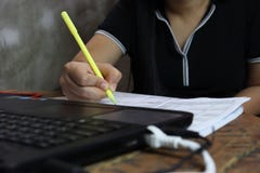 Ασιατική γυναίκα που εργάζεται από το σπίτι αργά στη νύχτα - εργαστείτε στη φτωχή έννοια φωτισμού το σκοτεινό φως έχει κάποιους σ στοκ εικόνα Ασιατική γυναίκα που εργάζεται από το σπίτι αργά στη νύχτα - εργαστείτε στη φτωχή έννοια φωτισμού το σκοτεινό φως έχει κάποιους σ στοκ εικόνα