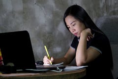Ασιατική γυναίκα που εργάζεται από το σπίτι αργά τη νύχτα στοκ εικόνες Ασιατική γυναίκα που εργάζεται από το σπίτι αργά τη νύχτα στοκ εικόνες