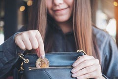 Ασιατική γυναίκα που παίρνει και που μειώνεται bitcoin σε ένα μαύρο πορτοφόλι στοκ εικόνα με δικαίωμα ελεύθερης χρήσης Ασιατική γυναίκα που παίρνει και που μειώνεται bitcoin σε ένα μαύρο πορτοφόλι στοκ εικόνα με δικαίωμα ελεύθερης χρήσης