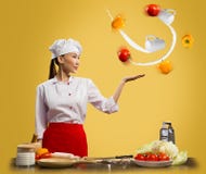 Ασιατική ταχυδακτυλουργία αρχιμαγείρων γυναικών με τα λαχανικά Στοκ φωτογραφία με δικαίωμα ελεύθερης χρήσης Ασιατική ταχυδακτυλουργία αρχιμαγείρων γυναικών με τα λαχανικά Στοκ φωτογραφία με δικαίωμα ελεύθερης χρήσης
