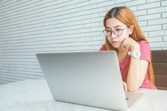 Ασιατικό κορίτσι που εργάζεται σε μια συνεδρίαση καφετεριών με το κινητό τηλέφωνο Στοκ φωτογραφία με δικαίωμα ελεύθερης χρήσης Ασιατικό κορίτσι που εργάζεται σε μια συνεδρίαση καφετεριών με το κινητό τηλέφωνο Στοκ φωτογραφία με δικαίωμα ελεύθερης χρήσης