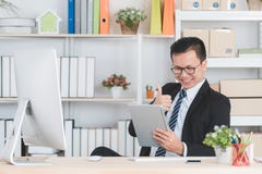 Ασιατικός επιχειρηματίας στο γραφείο στοκ φωτογραφίες Ασιατικός επιχειρηματίας στο γραφείο στοκ φωτογραφίες