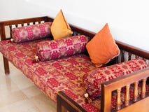 Ασιατικός καναπές με τα μαξιλάρια burgundy του χρώματος στοκ εικόνες με δικαίωμα ελεύθερης χρήσης Ασιατικός καναπές με τα μαξιλάρια burgundy του χρώματος στοκ εικόνες με δικαίωμα ελεύθερης χρήσης