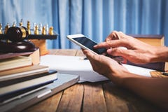 Ασιατικός νέος δικηγόρος στο εκλεκτής ποιότητας ιδιωτικό δικαστήριο στοκ φωτογραφία Ασιατικός νέος δικηγόρος στο εκλεκτής ποιότητας ιδιωτικό δικαστήριο στοκ φωτογραφία