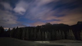 Αστέρια και σύννεφα νυχτερινού ουρανού timelapse μεγάλα βουνά βουνών τοπίων Δολομίτες της Ιταλίας φιλμ μικρού μήκους Αστέρια και σύννεφα νυχτερινού ουρανού timelapse μεγάλα βουνά βουνών τοπίων Δολομίτες της Ιταλίας φιλμ μικρού μήκους
