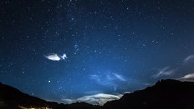 Αστέρια και φεγγάρι Timelapse στο νυχτερινό ουρανό βουνών moonrise Αστέρια και φεγγάρι Timelapse στο νυχτερινό ουρανό βουνών moonrise