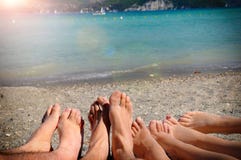 Αστεία έννοια τουρισμού με τα πόδια των τουριστών που βρίσκεται στην άμμο στοκ φωτογραφία με δικαίωμα ελεύθερης χρήσης Αστεία έννοια τουρισμού με τα πόδια των τουριστών που βρίσκεται στην άμμο στοκ φωτογραφία με δικαίωμα ελεύθερης χρήσης