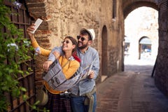 Αστεία κορίτσι και άτομο που απολαμβάνουν στο χρόνο διακοπών και που κάνουν selfie από κοινού στοκ φωτογραφίες με δικαίωμα ελεύθερης χρήσης Αστεία κορίτσι και άτομο που απολαμβάνουν στο χρόνο διακοπών και που κάνουν selfie από κοινού στοκ φωτογραφίες με δικαίωμα ελεύθερης χρήσης