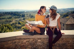 Αστείο κορίτσι φίλων που απολαμβάνει στο χρόνο ταξιδιών από κοινού στοκ εικόνες με δικαίωμα ελεύθερης χρήσης Αστείο κορίτσι φίλων που απολαμβάνει στο χρόνο ταξιδιών από κοινού στοκ εικόνες με δικαίωμα ελεύθερης χρήσης
