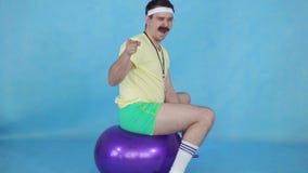 Αστείο λεωφορείο ατόμων με ένα mustache από τη δεκαετία του '80, στη σφαίρα ικανότητας στο μπλε αργό MO υποβάθρου φιλμ μικρού μήκους Αστείο λεωφορείο ατόμων με ένα mustache από τη δεκαετία του '80, στη σφαίρα ικανότητας στο μπλε αργό MO υποβάθρου φιλμ μικρού μήκους