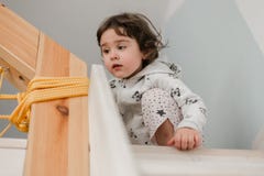Αστείο μικρό κορίτσι στα χαριτωμένα pijamas που έχει τη διασκέδαση στοκ εικόνες Αστείο μικρό κορίτσι στα χαριτωμένα pijamas που έχει τη διασκέδαση στοκ εικόνες