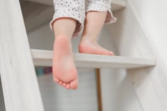 Αστείο μικρό κορίτσι στα χαριτωμένα pijamas που έχει τη διασκέδαση στοκ φωτογραφίες Αστείο μικρό κορίτσι στα χαριτωμένα pijamas που έχει τη διασκέδαση στοκ φωτογραφίες
