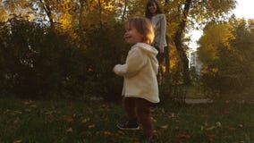 Αστείο παιχνίδι μωρών με το mom στο χορτοτάπητα τρεξίματα μωρών στο χορτοτάπητα κάτω από τη επίβλεψη της μητέρας του λίγο παιχνίδ απόθεμα βίντεο Αστείο παιχνίδι μωρών με το mom στο χορτοτάπητα τρεξίματα μωρών στο χορτοτάπητα κάτω από τη επίβλεψη της μητέρας του λίγο παιχνίδ απόθεμα βίντεο