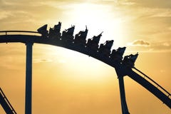 Αστείοι άνθρωποι που οδηγούν Rollercoaster της Mako σε Seaworld στο όμορφο υπόβαθρο ηλιοβασιλέματος στοκ φωτογραφία με δικαίωμα ελεύθερης χρήσης Αστείοι άνθρωποι που οδηγούν Rollercoaster της Mako σε Seaworld στο όμορφο υπόβαθρο ηλιοβασιλέματος στοκ φωτογραφία με δικαίωμα ελεύθερης χρήσης