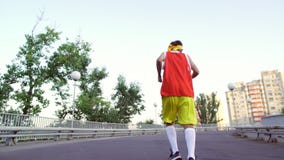 Αστείος λεπτός τύπος αθλητικών ενδυμάτων απόθεμα βίντεο Αστείος λεπτός τύπος αθλητικών ενδυμάτων απόθεμα βίντεο