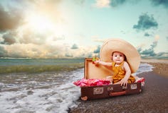 Αστείος ταξιδιώτης κοριτσάκι στοκ φωτογραφία με δικαίωμα ελεύθερης χρήσης Αστείος ταξιδιώτης κοριτσάκι στοκ φωτογραφία με δικαίωμα ελεύθερης χρήσης