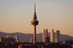 Αστικός ορίζοντας της Μαδρίτης στο ηλιοβασίλεμα στοκ φωτογραφίες με δικαίωμα ελεύθερης χρήσης Αστικός ορίζοντας της Μαδρίτης στο ηλιοβασίλεμα στοκ φωτογραφίες με δικαίωμα ελεύθερης χρήσης