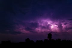 Αστραπή πίσω από τα σύννεφα στοκ φωτογραφία με δικαίωμα ελεύθερης χρήσης Αστραπή πίσω από τα σύννεφα στοκ φωτογραφία με δικαίωμα ελεύθερης χρήσης