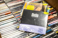 Ασφαλές σπίτι 2008 ταξιδιού λευκωμάτων του CD Dido στην επίδειξη για την πώληση, το διάσημους αγγλικούς τραγουδιστή και τον τραγο στοκ εικόνες Ασφαλές σπίτι 2008 ταξιδιού λευκωμάτων του CD Dido στην επίδειξη για την πώληση, το διάσημους αγγλικούς τραγουδιστή και τον τραγο στοκ εικόνες