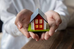 ασφαλιστική πρότυπη ιδιοκτησία σπιτιών χεριών έννοιας πραγματική στοκ εικόνες με δικαίωμα ελεύθερης χρήσης ασφαλιστική πρότυπη ιδιοκτησία σπιτιών χεριών έννοιας πραγματική στοκ εικόνες με δικαίωμα ελεύθερης χρήσης