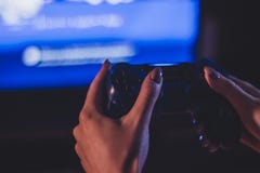 Ατμοσφαιρική φωτογραφία του geypad στο χέρι ενός κοριτσιού στοκ εικόνες με δικαίωμα ελεύθερης χρήσης Ατμοσφαιρική φωτογραφία του geypad στο χέρι ενός κοριτσιού στοκ εικόνες με δικαίωμα ελεύθερης χρήσης